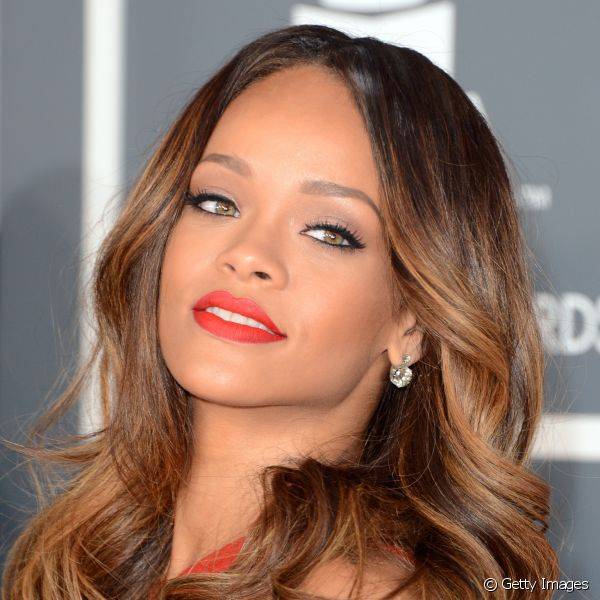 Rihanna sabe ousar como ninguém e combinou a cor do vestido com o batom no Grammy 2013